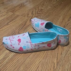 TOMS womens shoes size 8.5